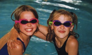 1208672_54171321_goggle_girls